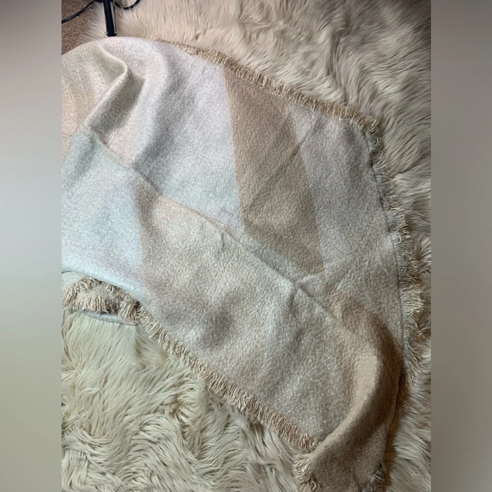 Super Soft Shaw - Picture 1 of 3